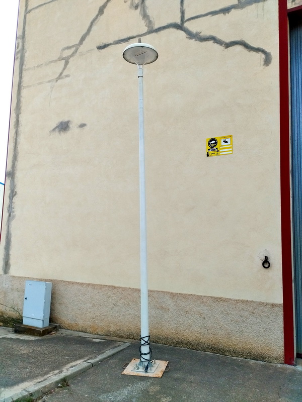 poste metal altavoz - farola metal 1u